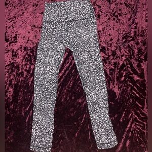 Lululemon Size 2 Black and White High Rise Patterned Leggings cropped 21”